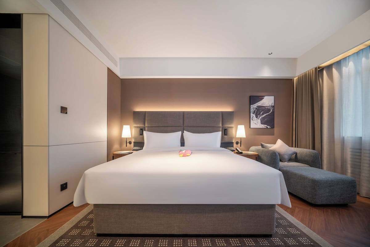 Minibar con artículos gratuitos y escritorio