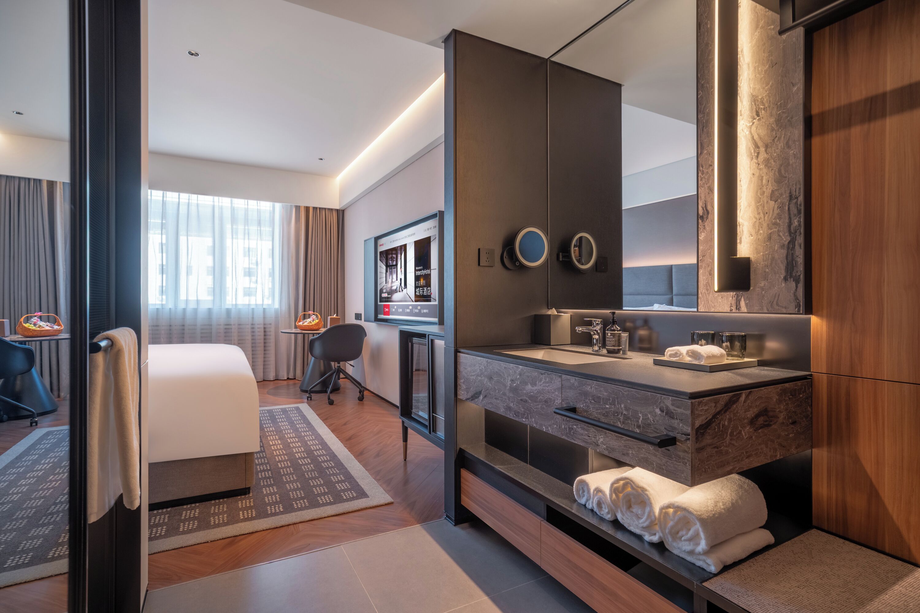 Habitación doble Confort, vista a la ciudad | Escritorio, espacio para trabajar con laptop y cortinas blackout 