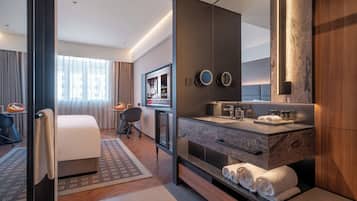 Habitación doble Confort, vista a la ciudad | Escritorio, espacio para trabajar con laptop y cortinas blackout
