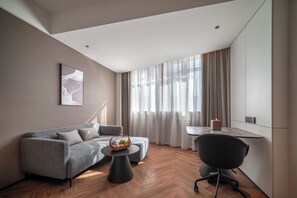 Habitación familiar con 2 camas individuales, vistas a la ciudad | Zona de estar