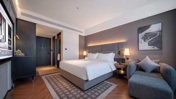 Habitación doble Confort, vista a la ciudad | Escritorio, espacio para trabajar con laptop y cortinas blackout