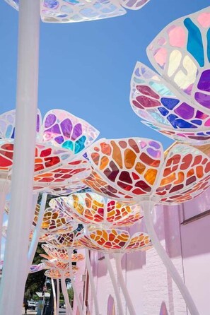 Eine Reihe von farbenfrohen, mosaikartigen Strukturen, die an Blüten oder Blätter erinnern.