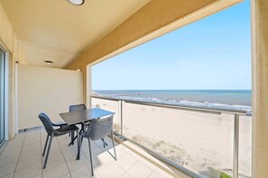 Outdoor dining - Belle Escapes - Azure Ocean Retreat (Holdfast Bay)