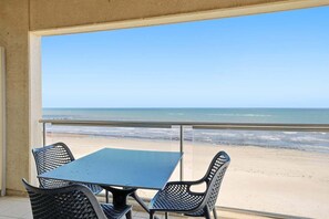 Outdoor dining - Belle Escapes - Azure Ocean Retreat (Holdfast Bay)