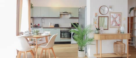 Réfrigérateur, four à micro-ondes, un four, surface de cuisson