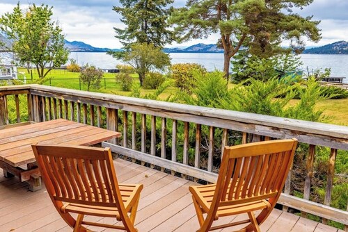 Lakefront home w/ private dock & large patio - dog friendly