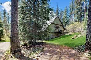 Exterior - Conveniently located home w/ full kitchen, w/d, deck (Kalispell)