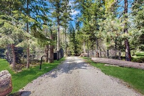 Property grounds - Conveniently located home w/ full kitchen, w/d, deck (Kalispell)