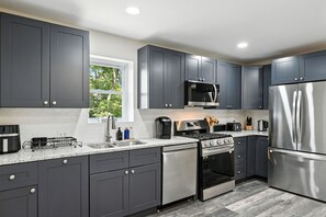 Private kitchen - 6BR · Game Room · Free Parking · Near Stadiums (Pittsburgh)