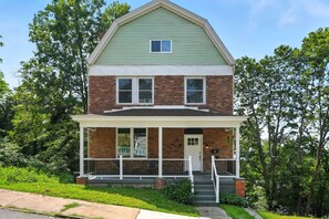 Exterior - 6BR · Game Room · Free Parking · Near Stadiums (Pittsburgh)