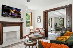 Living area - 6BR · Game Room · Free Parking · Near Stadiums (Pittsburgh)