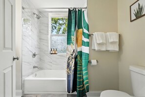 Bathroom - 6BR · Game Room · Free Parking · Near Stadiums (Pittsburgh)