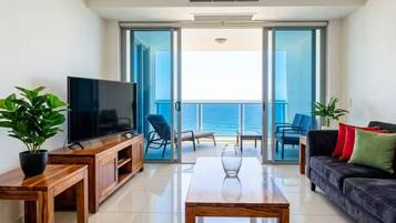 Appartement Luxe | Coin séjour | Télévision LED de 60 pouces avec chaînes par câble