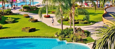 Piscine extérieure, cabanas gratuites, parasols