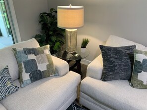 A living room with two sofas, a lamp, a potted plant, and a small table. - Luxury furnished duplex Villa close to Gulf in Spring Hill, Florida (Spring Hill)