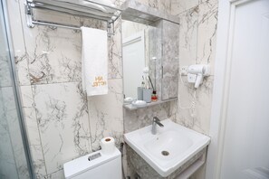 Junior Suite, Balcony, City View | Bathroom - Moonlight Boutique Hotel (Baku)