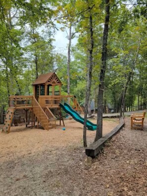 Children’s area - The Willows on Table Rock Lake, 1 Bed / 1 Bath Log Cabin, Pool, Hot Tub & Dock (Shell Knob)