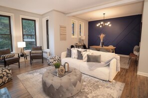 Living area - Near Zoo and Beach • Reading Nook + Parking (Chicago)