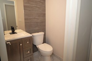Bathroom - Near Zoo and Beach • Reading Nook + Parking (Chicago)