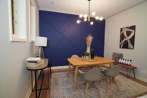 Dining - Near Zoo and Beach • Reading Nook + Parking (Chicago)