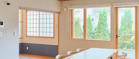 プロジェクター付き デラックスルーム禁煙 | 客室内のダイニングエリア