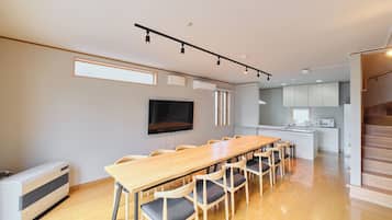 Deluxe House, Non Smoking (Include projector) | In-room dining