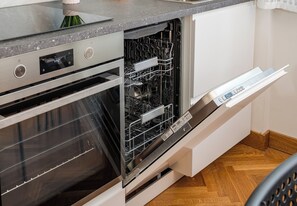 Eine Küche mit Geschirrspüler, Backofen und integriertem Weinkühlschrank.