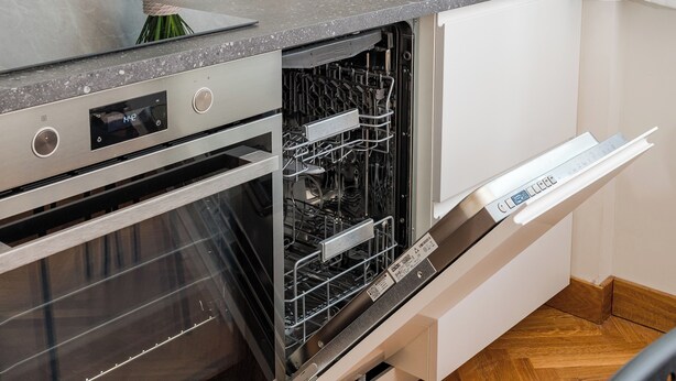 Eine Küche mit Geschirrspüler, Backofen und integriertem Weinkühlschrank.