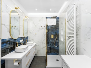 Shower, hair dryer, towels - Kraków Główny Superior Studio (Kraków)