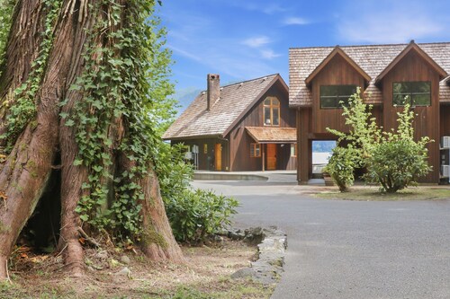 Waterfront Custom House in Lake Quinault Estate. Inside Olympic National Park.