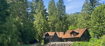 Waterfront Spacious Custom Lakefront Home - Lake Quinault, Olympic National Park