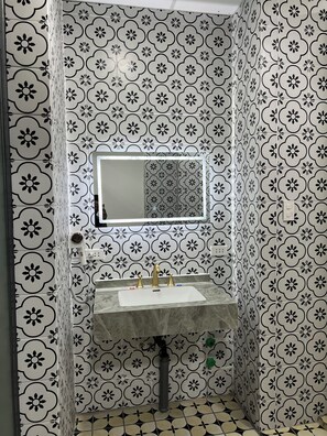 Shower, hair dryer, towels, soap - Amango Village (Tan Dinh)