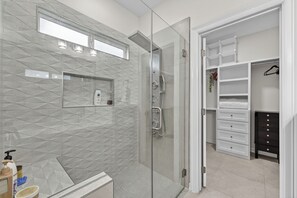Shower, hair dryer, towels, soap - Spacious, Comfortable Texas Stay for Extended Business & Family Visits. (Pharr)