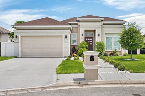 Exterior - Spacious, Comfortable Texas Stay for Extended Business & Family Visits. (Pharr)