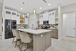 Private kitchen - Spacious, Comfortable Texas Stay for Extended Business & Family Visits. (Pharr)