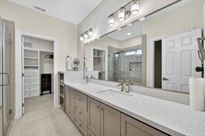 Shower, hair dryer, towels, soap - Spacious, Comfortable Texas Stay for Extended Business & Family Visits. (Pharr)