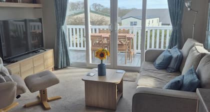 Cabin Sleeps 4 with Garden and Parking