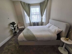 Room - Spacious Apartment Sleeps 2 with Parking, newly refurbished (Ilford)