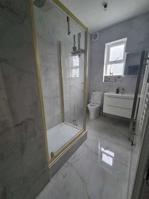 Bathroom - Spacious Apartment Sleeps 2 with Parking, newly refurbished (Ilford)