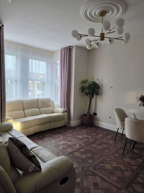 Living area - Spacious Apartment Sleeps 2 with Parking, newly refurbished (Ilford)