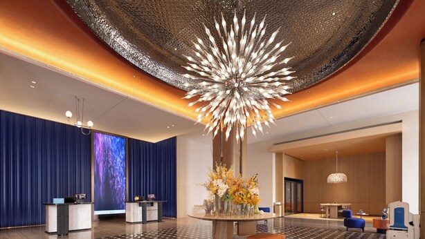 A modern lobby with a large chandelier, a reception desk, and a seating area. - Hampton by Hilton Ningbo Xiangshan  (Ningbo)