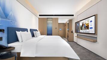 Comfort-Doppelzimmer, Stadtblick | Schreibtisch, laptopgeeigneter Arbeitsplatz, Verdunkelungsvorhänge