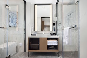 Shower, hair dryer, towels, soap - Hampton by Hilton Ningbo Xiangshan  (Ningbo)