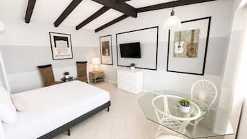 Studio Suite, 1 Queen Bed, Kitchen | Hypo-allergenic bedding, laptop workspace, blackout curtains