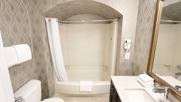 Studio Suite, 1 Queen Bed, Kitchen | Bathroom | Combined shower/bathtub, free toiletries, hair dryer, towels