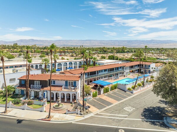 Mykonos Desert Suites - Palm Springs