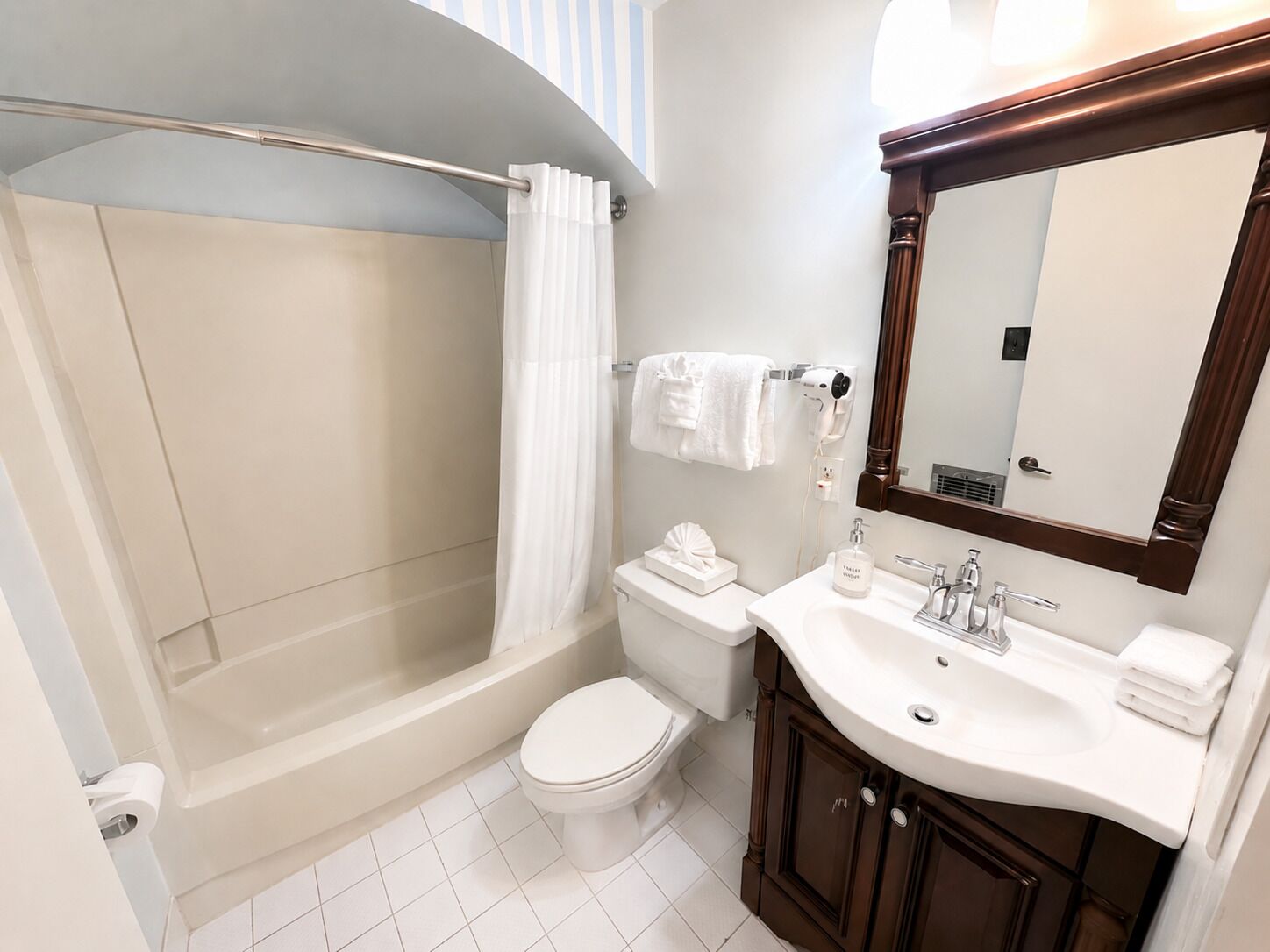 Une salle de bain avec une baignoire, des toilettes et un lavabo.