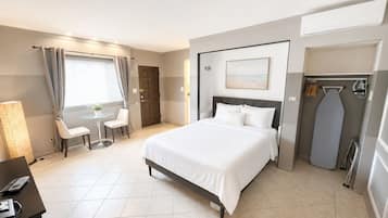 Studio Suite, 1 Queen Bed, Kitchen | Hypo-allergenic bedding available, laptop workspace, blackout drapes