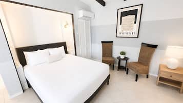 Studio Suite, 1 Queen Bed, Kitchen | Hypo-allergenic bedding, laptop workspace, blackout curtains