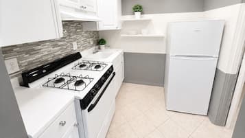 Studio Suite, 1 Queen Bed, Kitchen | Private kitchen